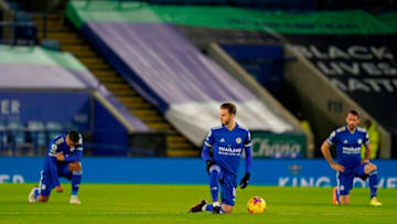 Leicester City's English midfielder James Maddison (C) and teammates 'take a knee' (Photo by TIM KEETON/POOL/AFP via Getty Images)