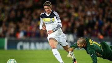 BARCELONA, SPAIN - APRIL 24: Fernando Torres (L) of Chelsea passes by goalkeeper Victor Valdes of Barcelona to score the equalizing goal during the UEFA Champions League Semi Final second leg match between FC Barcelona and Chelsea FC at the Camp Nou stadium on April 24, 2012 in Barcelona, Spain. (Photo by Jasper Juinen/Getty Images)
