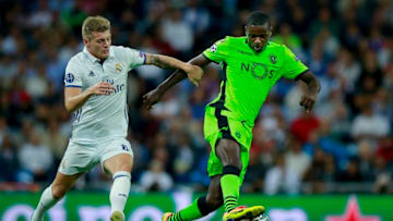 MADRID, SPAIN - SEPTEMBER 14: Toni Kroos (L) of Real Madrid CF competes for the ball with William Carvalho (R) of Sporting CP during the UEFA Champions League group stage match between Real Madrid CF and Sporting Clube de Portugal at Santiago Bernabeu stadium on September 14, 2016 in Madrid, Spain. (Photo by Gonzalo Arroyo Moreno/Getty Images)