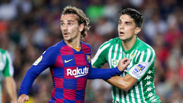 BARCELONA, SPAIN - AUGUST 25: (L-R) Antoine Griezmann of FC Barcelona, Marc Bartra of Real Betis during the La Liga Santander match between FC Barcelona v Real Betis Sevilla at the Camp Nou on August 25, 2019 in Barcelona Spain (Photo by David S. Bustamante/Soccrates/Getty Images)