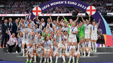 LONDON, ENGLAND - JULY 31: England players celebrate the 2-1 win during the UEFA Women's Euro 2022 final match between England and Germany at Wembley Stadium on July 31, 2022 in London, England. (Photo by Shaun Botterill/Getty Images)