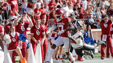 Oklahoma's Marvin Mims (17) runs past Texas Tech's Malik Dunlap (8) to score a touchdown on Oct. 30.Ou Vc Texas Tech