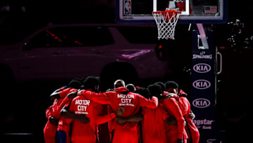 The Detroit Pistons huddle on the court before the first quarter of their NBA game against the New York Knicks (Photo by Nic Antaya/Getty Images)