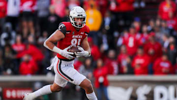 Cincinnati Bearcats tight end Josh Whyle runs with the ball against the South Florida Bulls at Nippert Stadium. USA Today.