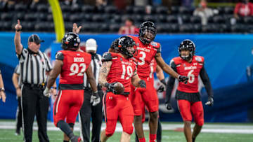 Cincinnati Bearcats react after a turnover during a game against the Georgia Bulldogs. Getty Images.