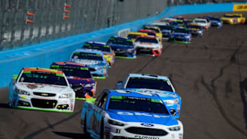 AVONDALE, AZ - NOVEMBER 12: Ryan Blaney, driver of the #21 SKF/Quick Lane Tire & Auto Center Ford, leads a pack of cars during the Monster Energy NASCAR Cup Series Can-Am 500 at Phoenix International Raceway on November 12, 2017 in Avondale, Arizona. (Photo by Robert Laberge/Getty Images)