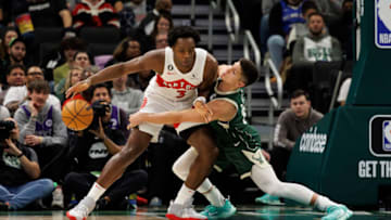 Milwaukee Bucks forward Grayson Allen defends Toronto Raptors forward OG Anunoby-Mandatory Credit: Jeff Hanisch-USA TODAY Sports