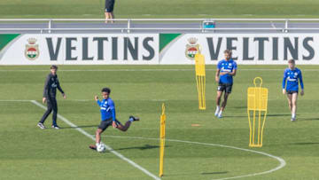 GELSENKIRCHEN, GERMANY - APRIL 08: (BILD ZEITUNG OUT) assistant coach Matthias Kreutzer of FC Schalke 04, Weston McKennie of FC Schalke 04, Jean-Clair Todibo of FC Schalke 04 and Jonjoe Kenny of FC Schalke 04 looks on during the FC Schalke 04 Training Session on April 8, 2020 in Gelsenkirchen, Germany. (Photo by Mario Hommes/DeFodi Images via Getty Images)