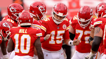 Patrick Mahomes #15 of the Kansas City Chiefs huddles his teammates (Photo by Jamie Squire/Getty Images)