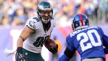 Jan 3, 2016; East Rutherford, NJ, USA; Philadelphia Eagles tight end Zach Ertz (86) carries the ball as New York Giants corner back Prince Amukamara (20) defends during the second quarter at MetLife Stadium. Mandatory Credit: Brad Penner-USA TODAY Sports