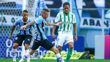 PORTO ALEGRE, BRAZIL - OCTOBER 22: Luan of Gremio battles for the ball against Keno of Palmeiras during the match Gremio v Palmeiras as part of Brasileirao Series A 2017, at Arena do Gremio on October 22, 2017, in Porto Alegre, Brazil. (Photo by Lucas Uebel/Getty Images)