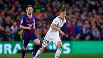 BARCELONA, SPAIN - FEBRUARY 06: Marcos Llorente (R) of Real Madrid CF competes for the ball with Ivan Rakitic of FC Barcelona during the Copa del Rey Semi Final match between Barcelona and Real Madrid at Nou Camp on February 6, 2019 in Barcelona, Spain. (Photo by David Aliaga/MB Media/Getty Images)
