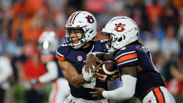 Auburn footballSep 10, 2022; Auburn, Alabama, USA; Auburn Tigers quarterback Robby Ashford (9) fakes the handoff to Auburn Tigers running back Tank Bigsby (4) during the first quarter against the San Jose State Spartans at Jordan-Hare Stadium. Mandatory Credit: John Reed-USA TODAY Sports