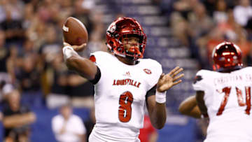 INDIANAPOLIS, IN - SEPTEMBER 02: Lamar Jackson #8 of the Louisville Cardinals throws the ball during the game against the Purdue Boilermakers at Lucas Oil Stadium on September 2, 2017 in Indianapolis, Indiana. (Photo by Andy Lyons/Getty Images)