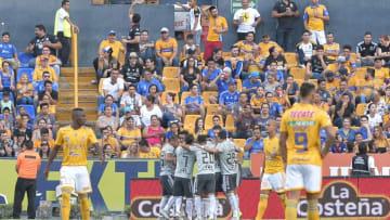 MONTERREY, MEXICO - SEPTEMBER 01: Andres Andrade of Atlas celebrates with teammates after scoring his teams first goal during the 6th round match between Tigres UANL and Veracruz as part of the Torneo Apertura 2018 Liga MX at Universitario de Monterrey on September 1, 2018 in Monterrey, Mexico. (Photo by Azael Rodriguez/Getty Images)