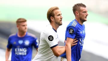 Tottenham Hotspur's English striker Harry Kane (C) vies with Leicester City's English striker Jamie Vardy (R) (Photo by MICHAEL REGAN/POOL/AFP via Getty Images)
