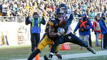 PITTSBURGH, PA - JANUARY 14: Le'Veon Bell #26 of the Pittsburgh Steelers catches a touchdown pass against Telvin Smith #50 of the Jacksonville Jaguars during the second half of the AFC Divisional Playoff game at Heinz Field on January 14, 2018 in Pittsburgh, Pennsylvania. (Photo by Rob Carr/Getty Images)