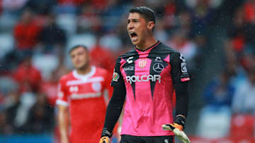 TOLUCA, MEXICO - SEPTEMBER 22: Hugo Gonzalez #1 of Necaxa gestures during the 10th round match between Toluca and Necaxa as part off the Torneo Apertura 2018 Liga MX at Nemesio Diez Stadium on September 22, 2018 in Toluca, Mexico. (Photo by Hector Vivas/Getty Images)