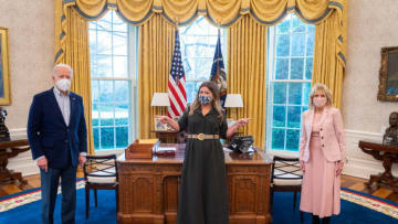 THE KELLY CLARKSON SHOW -- Episode 4105 -- Pictured: (l-r) President Joe Biden, Kelly Clarkson, First Lady Jill Biden -- (Photo by: White House/Adam Schultz)