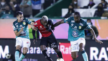 If Julián Quiñones (center) is given space to operate, Atlas will be tough to stop. León's defense proved up to the task in the first leg. (Photo by Leopoldo Smith/Getty Images)
