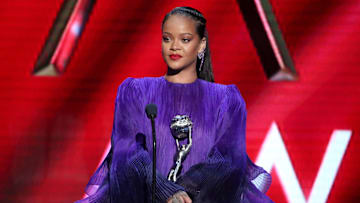 Rihanna impacta en las redes sociales con su exuberante figura