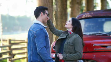 The Flash -- "Elseworlds, Part 1" -- Image Number: FLA509a_0042ra.jpg -- Pictured (L-R): Tyler Hoechlin as Clark Kent and Bitsie Tulloch as Lois Lane -- Photo: Shane Harvey/The CW -- ÃÂ© 2018 The CW Network, LLC. All rights reserved