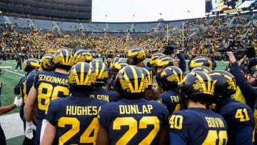 Michigan football players huddle during warmups before the Ohio State game. (Syndication: Detroit Free Press)