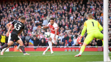 LONDON, ENGLAND - SEPTEMBER 23: Pierre- Emerick Aubameyang of Arsenal scores the second goal past Jordan Pickford of Everton during the Premier League match between Arsenal FC and Everton FC at Emirates Stadium on September 23, 2018 in London, United Kingdom. (Photo by Laurence Griffiths/Getty Images)