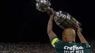 MONTEVIDEO, URUGUAY - NOVEMBER 27: Felipe Melo of Palmeiras holds the the Copa CONMEBOL Libertadores Champions trophy after the final match of Copa CONMEBOL Libertadores 2021 between Palmeiras and Flamengo at Centenario Stadium on November 27, 2021 in Montevideo, Uruguay. Palmeiras defeated Flamengo by 2-1 in extra time. (Photo by Buda Mendes/Getty Images)