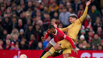 MANCHESTER, ENGLAND - FEBRUARY 23: Marcus Rashford of Manchester United competes for the ball with Ronald Araujo of FC Barcelona during the UEFA Europa League knockout round play-off leg two match between Manchester United and FC Barcelona at Old Trafford on February 23, 2023 in Manchester, England. (Photo by Pedro Salado/Quality Sport Images/Getty Images)
