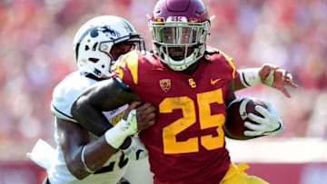 LOS ANGELES, CA - SEPTEMBER 02: Ronald Jones II #25 of the USC Trojans runs after his catch against the Western Michigan Broncos at Los Angeles Memorial Coliseum on September 2, 2017 in Los Angeles, California. (Photo by Harry How/Getty Images)