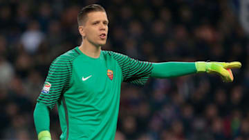 MILAN, ITALY - FEBRUARY 26: Wojciech Szczesny of AS Roma gestures during the Serie A match between FC Internazionale and AS Roma at Stadio Giuseppe Meazza on February 26, 2017 in Milan, Italy. (Photo by Emilio Andreoli/Getty Images )