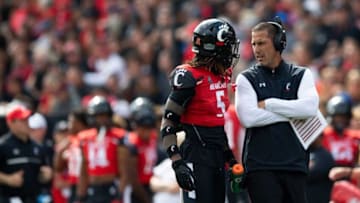 Cincinnati Bearcats head coach Luke Fickell talks to safety Ja'quan Sheppard against the Indiana Hoosiers. The Enquirer.