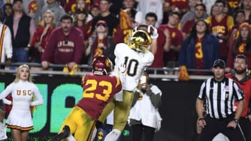 LOS ANGELES, CA - NOVEMBER 24: Chris Finke #10 of the Notre Dame Fighting Irish scores a touchdown against Jonathan Lockett #23 of the USC Trojans during the first half at Los Angeles Memorial Coliseum on November 24, 2018 in Los Angeles, California. (Photo by Kevork Djansezian/Getty Images)