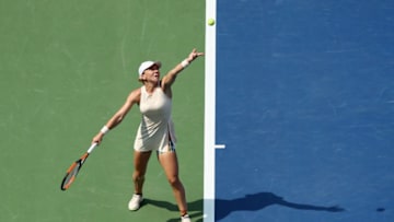 NEW YORK, NY - AUGUST 27: Simona Halep of Romania serves the ball in her women's singles first round match against Kaia Kanepi of Estonia on Day One of the 2018 US Open at the USTA Billie Jean King National Tennis Center on August 27, 2018 in the Flushing neighborhood of the Queens borough of New York City. (Photo by Elsa/Getty Images)