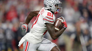 GLENDALE, AZ - DECEMBER 31: Parris Campbell #21 of the Ohio State Buckeyes runs with the ball against the Clemson Tigers during the 2016 PlayStation Fiesta Bowl at University of Phoenix Stadium on December 31, 2016 in Glendale, Arizona. (Photo by Jamie Squire/Getty Images)