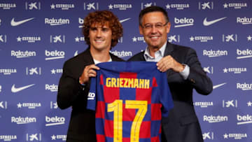 BARCELONA, SPAIN - JULY 14: President Josep Maria Bartomeu of FC Barcelona and Antoine Griezmann of FC Barcelona present Griezmann's jersey during the press conference of FC Barcelona at Camp Nou on July 14, 2019 in Barcelona, Spain. (Photo by TF-Images/TF-Images via Getty Images)