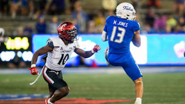 Cincinnati Bearcats sophomore cornerback Bryon Threats against the SMU Mustangs at Chapman Stadium.