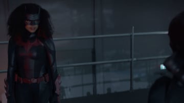 Batwoman -- “Gore on Canvas” -- Image Number: BWN205fg_0047r -- Pictured: Javicia Leslie as Batwoman and Lincoln Clauss as Wolf Spider -- Photo: The CW -- © 2021 The CW Network, LLC. All Rights Reserved.