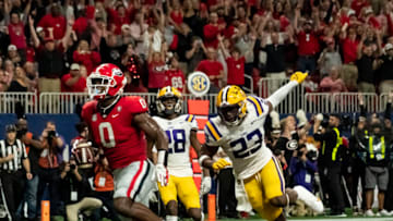 ATLANTA, GA - DECEMBER 3: Darnell Washington #0 of the Georgia Bulldogs catches a touchdown pass during a game between LSU Tigers and Georgia Bulldogs at Mercedes-Benz Stadium on December 3, 2022 in Atlanta, Georgia. (Photo by Steve Limentani/ISI Photos/Getty Images)