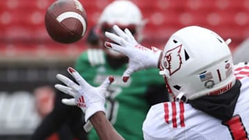 Louisville’s Malik Cunningham connects with wide receiver Tyler Hudson during an open practice Wednesday. March 23, 2022Louisvillepracticeopen 07