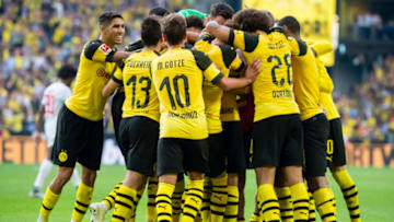 DORTMUND, GERMANY - OCTOBER 06: Paco Alcacer of Borussia Dortmund celebrates scoring the goal to the 4:3 during the Bundesliga match between Borussia Dortmund and FC Augsburg at the Signal Iduna Park on October 06, 2018 in Dortmund, Germany. (Photo by Alexandre Simoes/Borussia Dortmund/Getty Images)
