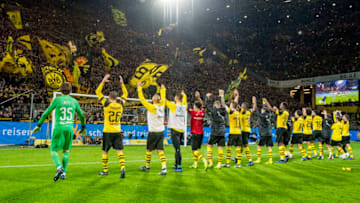 DORTMUND, GERMANY - NOVEMBER 10: The team of Borussia Dortmund celebrates the win after the final whistle during the Bundesliga match between Borussia Dortmund and FC Bayern Muenchen at the Signal Iduna Park on November 10, 2018 in Dortmund, Germany. (Photo by Alexandre Simoes/Borussia Dortmund/Getty Images)