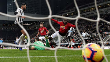 NEWCASTLE UPON TYNE, ENGLAND - JANUARY 02: Romelu Lukaku of Manchester United scores his team's first goal during the Premier League match between Newcastle United and Manchester United at St. James Park on January 2, 2019 in Newcastle upon Tyne, United Kingdom. (Photo by Michael Regan/Getty Images)