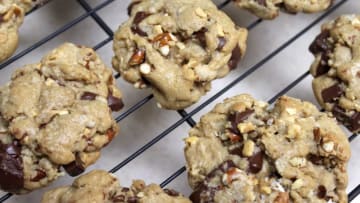Jen's Pub Snack Chocolate Chip Cookies have mini pretzel twists and peanuts.Cookeis15p2
