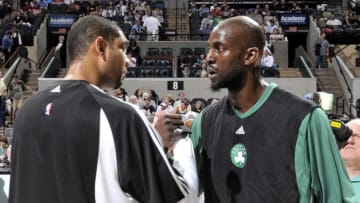 SAN ANTONIO - MARCH 20: Tim Duncan #21 of the San Antonio Spurs and Kevin Garnett #5 of the Boston Celtics shake hands prior to their game at AT&T Center on March 20, 2009 in San Antonio, Texas. The Celtics won 80-77. NOTE TO USER: User expressly acknowledges and agrees that, by downloading and/or using this Photograph, user is consenting to the terms and conditions of the Getty Images License Agreement. Mandatory Copyright Notice: Copyright 2009 NBAE (Photo by D. Clarke Evans/NBAE via Getty Images)