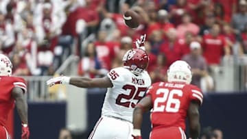 Sep 3, 2016; Houston, TX, USA; Oklahoma Sooners running back Joe Mixon (25) attempts to make a reception during the first quarter against the Houston Cougars at NRG Stadium. Mandatory Credit: Troy Taormina-USA TODAY Sports