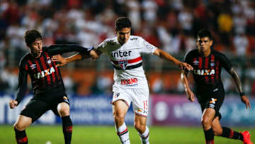 SAO PAULO, BRAZIL - OCTOBER 14: Matheus Rossetto (L) of Atletico PR and Hernanes of Sao Paulo in action during the match between Sao Paulo v Atletico PR for the Brasileirao Series A 2017 at Pacaembu Stadium on October 14, 2017 in Sao Paulo, Brazil. (Photo by Alexandre Schneider/Getty Images)