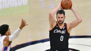 Cleveland Cavaliers big Kevin Love passes the ball. (Photo by Jason Miller/Getty Images)