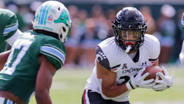 Cincinnati Bearcats running back Ryan Montgomery runs against Tulane Green Wave. USA Today.
